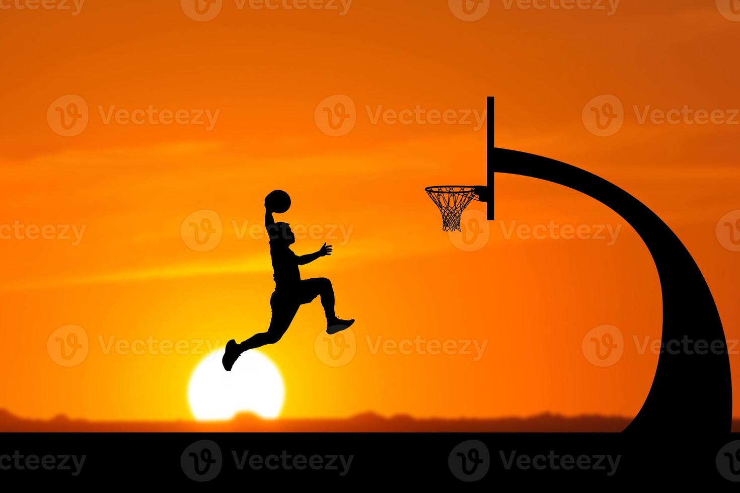 basketspelare siluett hoppning foto