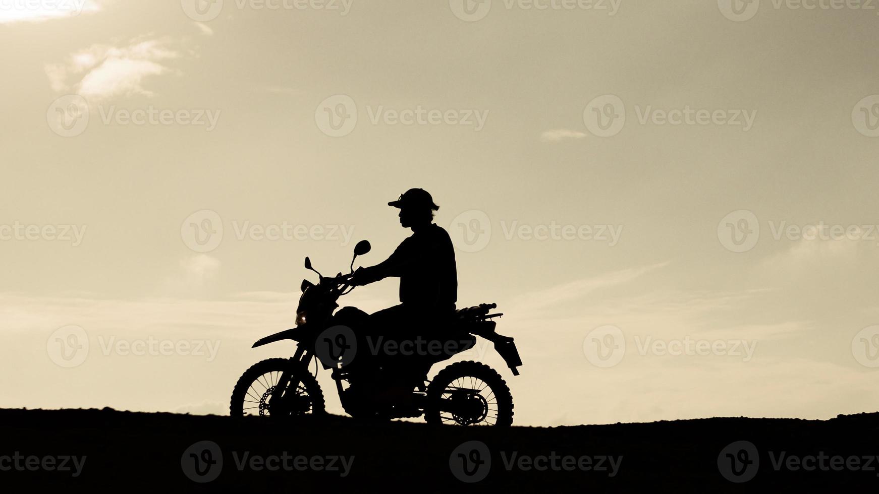 turister med motorcyklar, motocross. äventyrsturister på motorcyklar. mäns semesterevenemangsidéer foto
