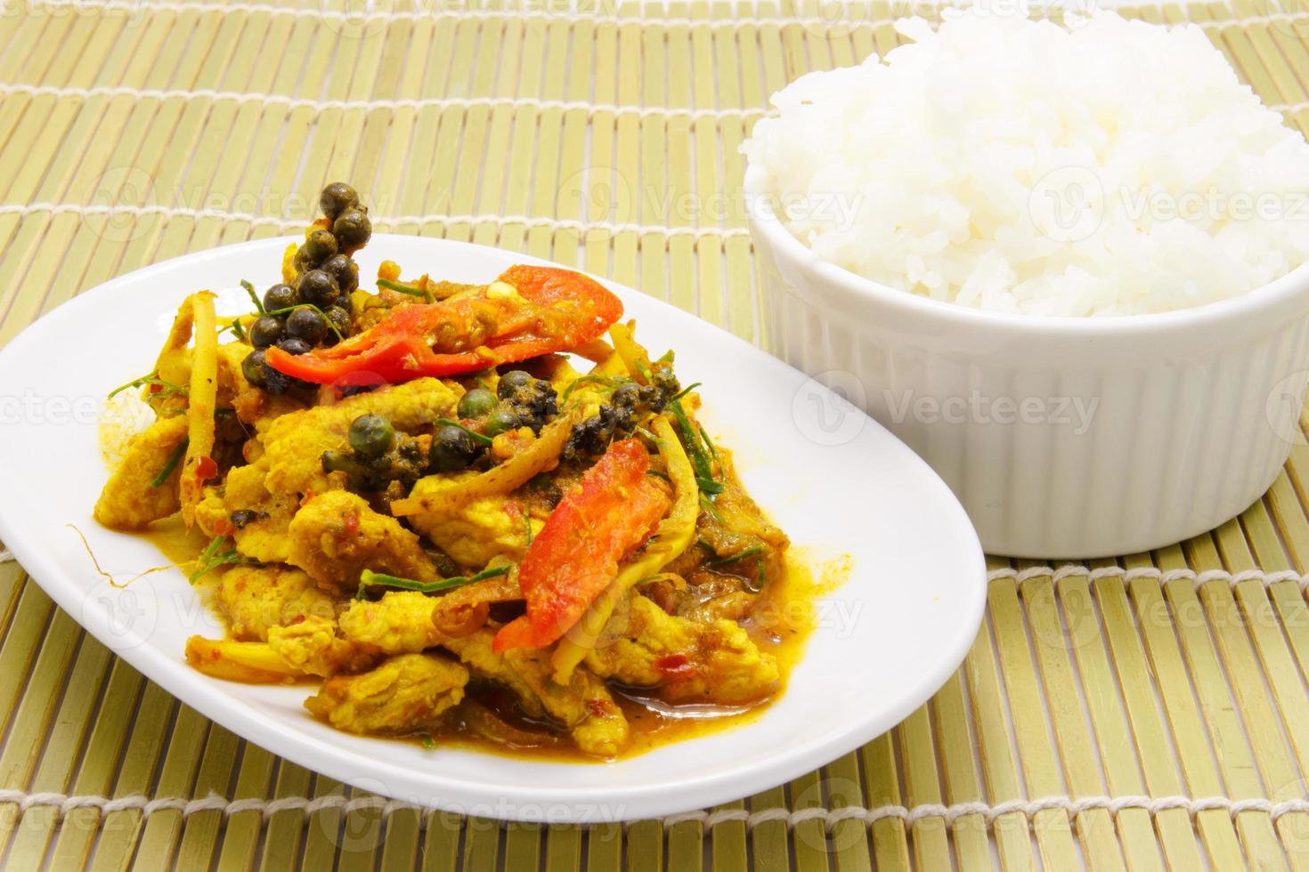 thailändsk mat, stekt av kryddig fläsk med ris foto