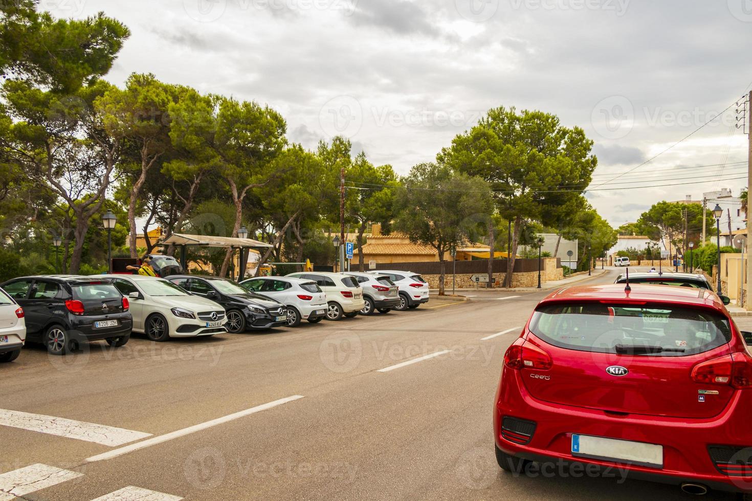 typisk gata med parkerade bilar i cala figuera mallorca spanien. foto