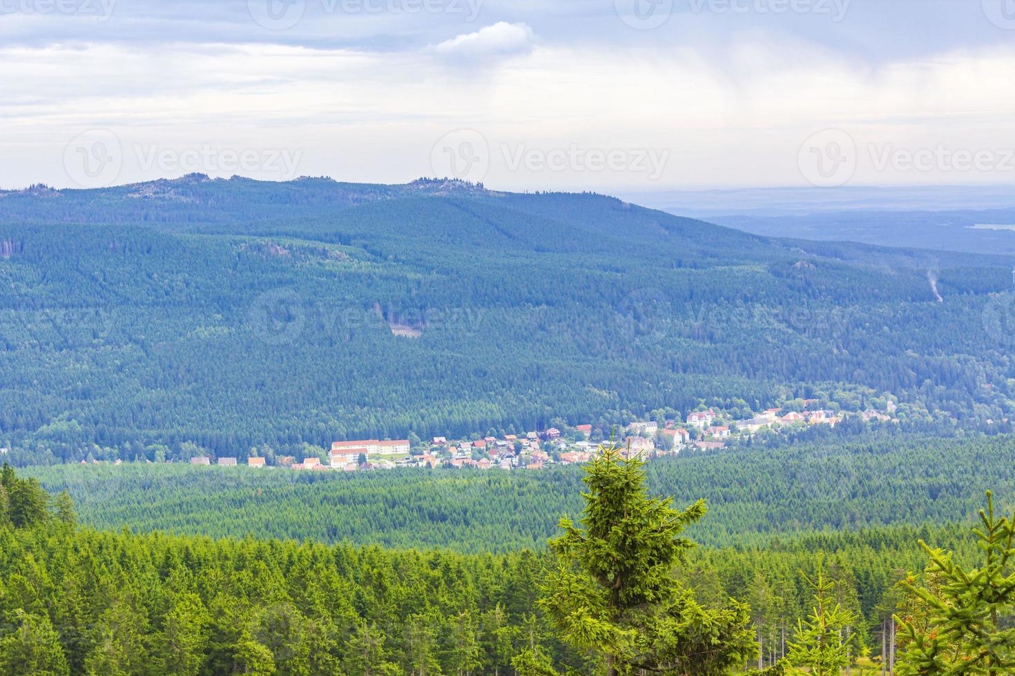 panoramautsikt till bergslandskapet i wurmberg braunlage harz tyskland. foto