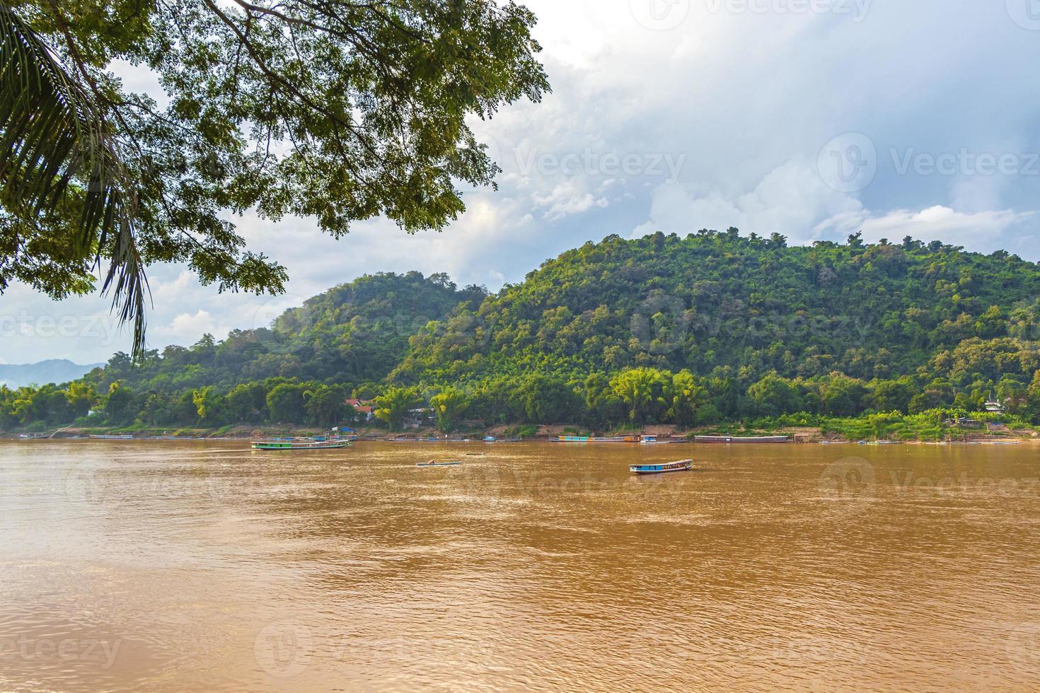 panorama över landskapet mekongfloden och luang prabang laos. foto