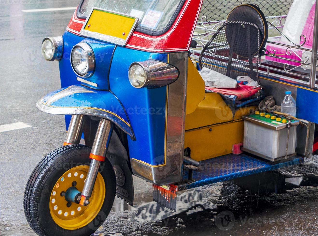 typiska färgglada tuk tuk i bangkok thailand. foto