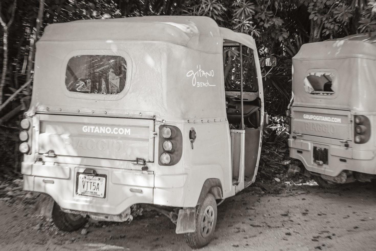 tulum quintana roo mexico 2018 typiska färgglada gata tuk tuk bilar palmer av tulum mexico. foto