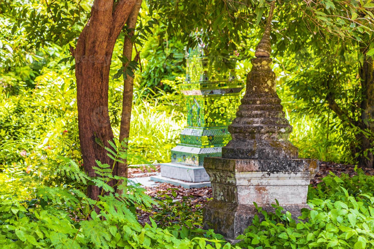 siffror stupas heliga helgedomar i tropisk djungel koh samui thailand. foto