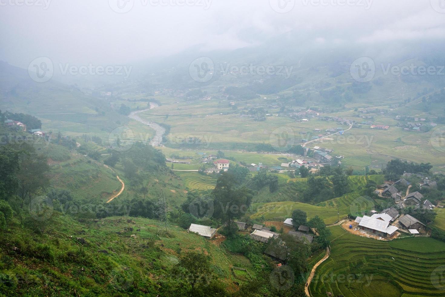 utsikt över tavan by på risfält terrasserade med floden i dimmig dag på sapa foto