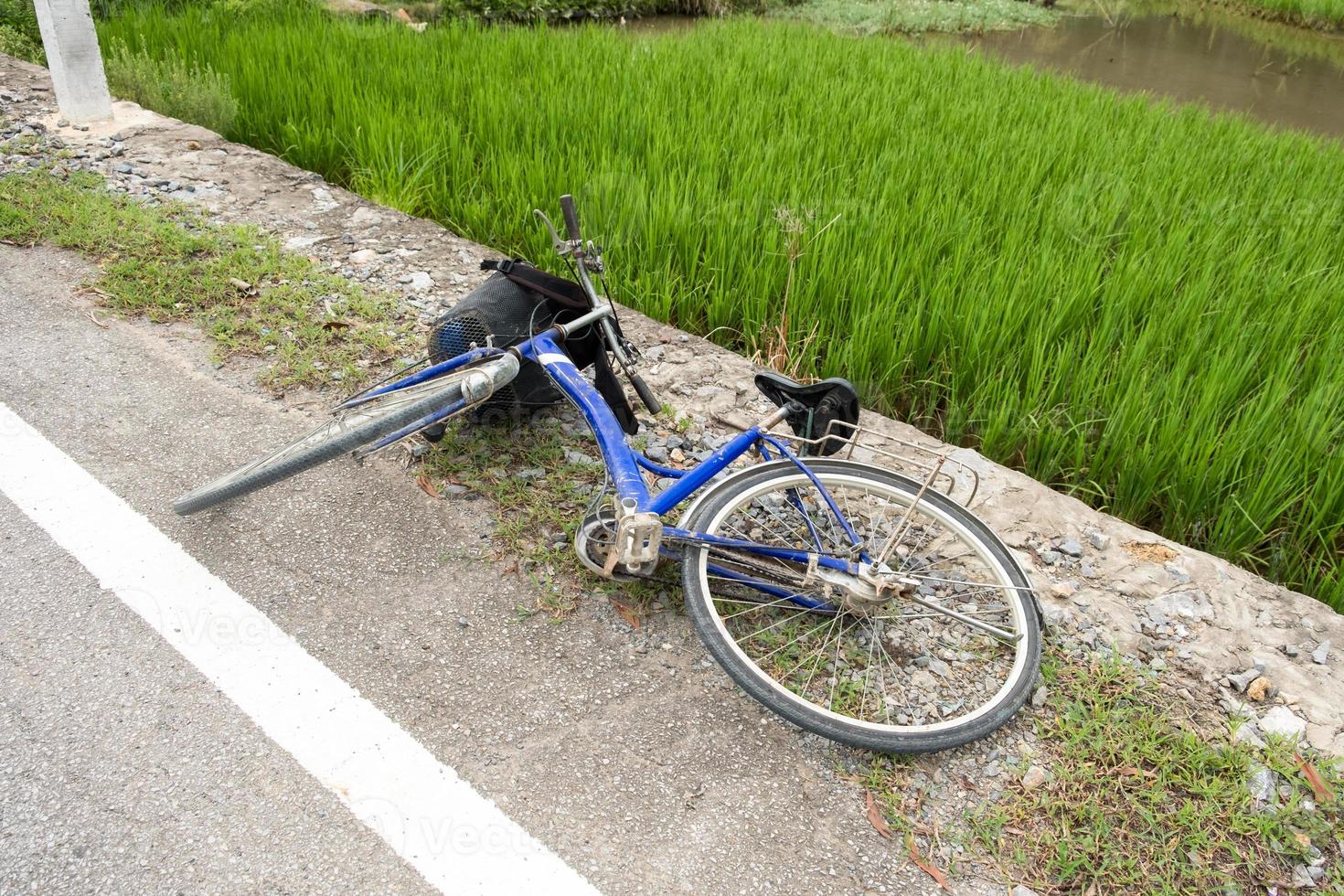 cykelolycka fall på betongväg foto