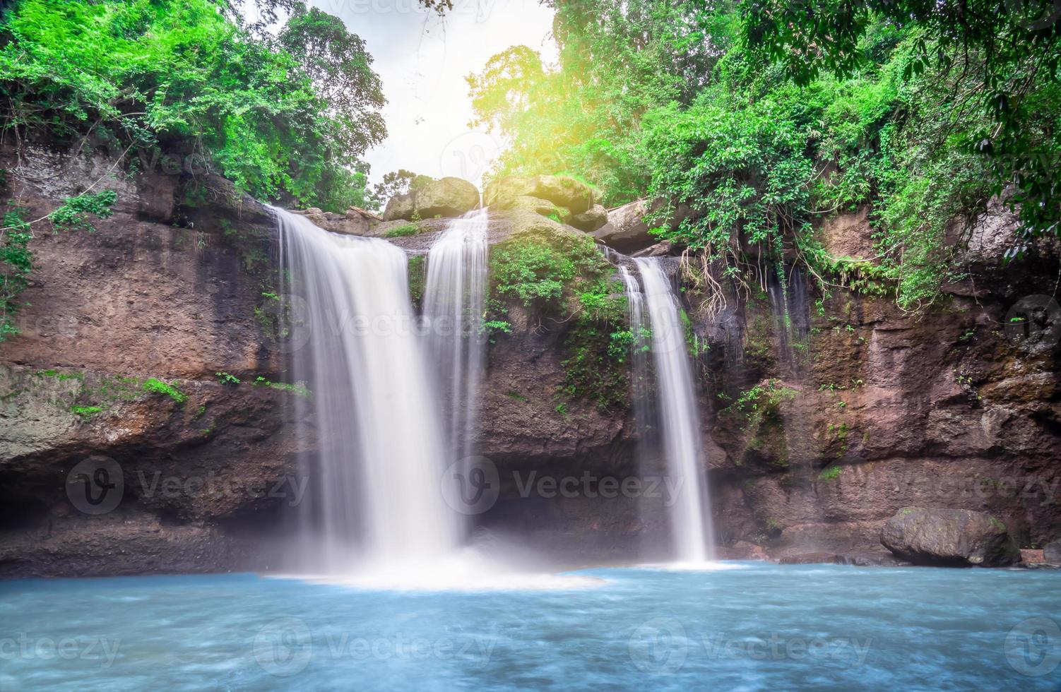 resa till det vackra vattenfallet i djup skog, mjukt vatten i bäcken i naturparken vid Haew Suwat vattenfallet i Khao Yai National Park, Thailand foto