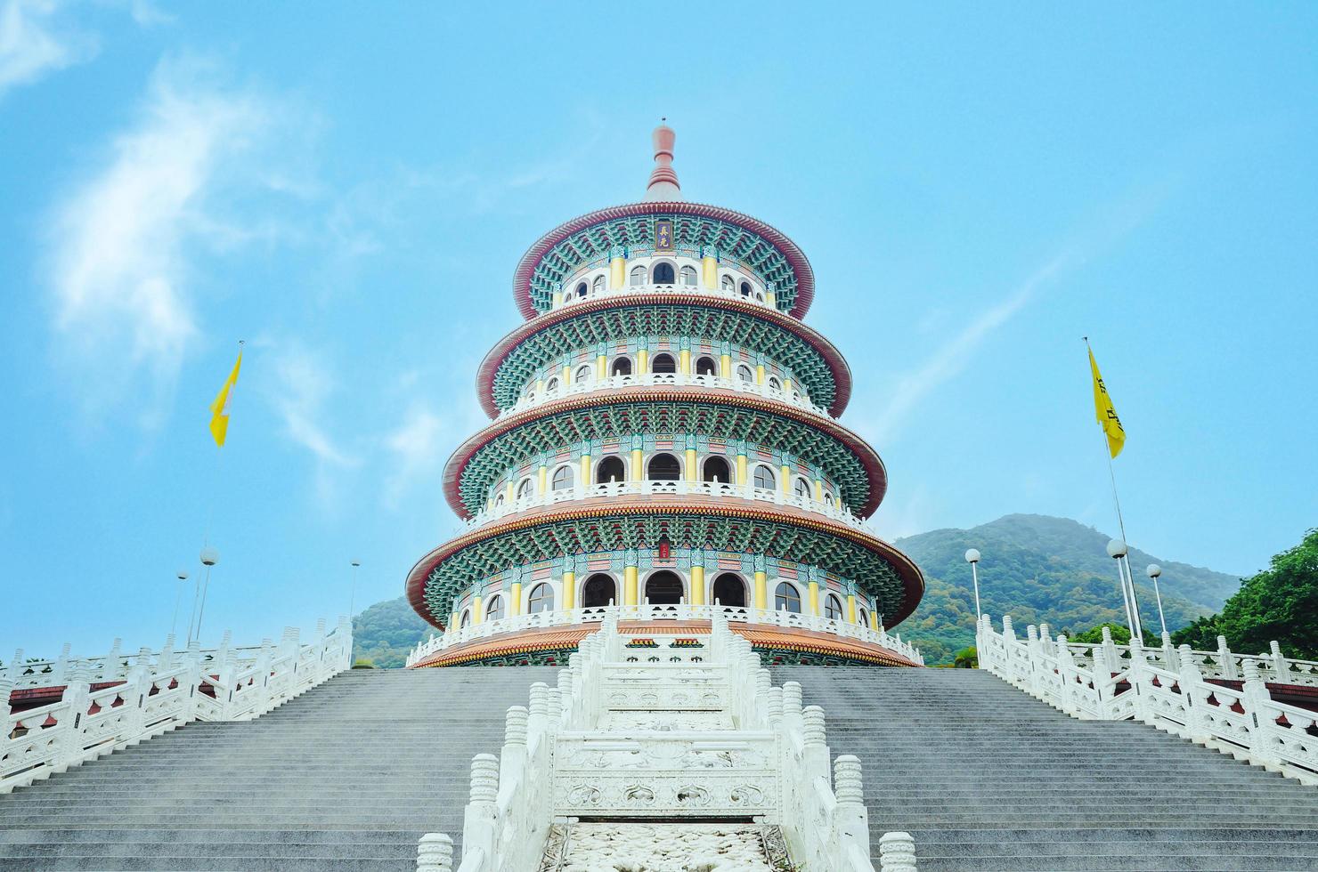 traditionell kinesisk elegansstil är wuji tianyuan tempel tien-yuan tempel i nya taipei staden, taiwan foto