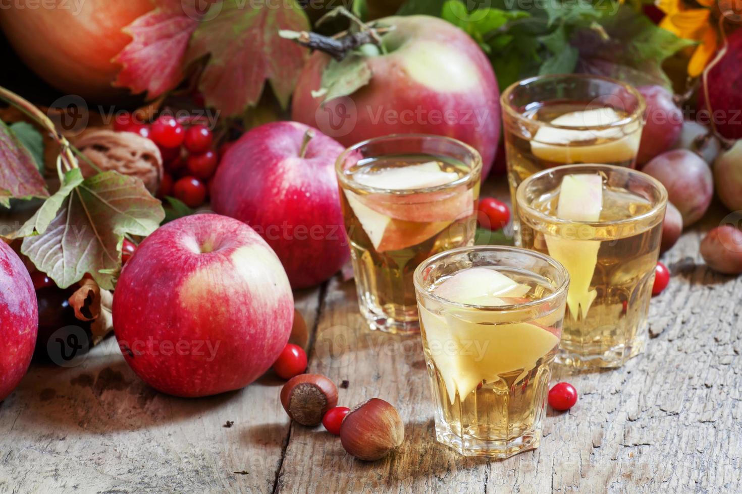 äppeljuice med skivor av färska äpplen foto