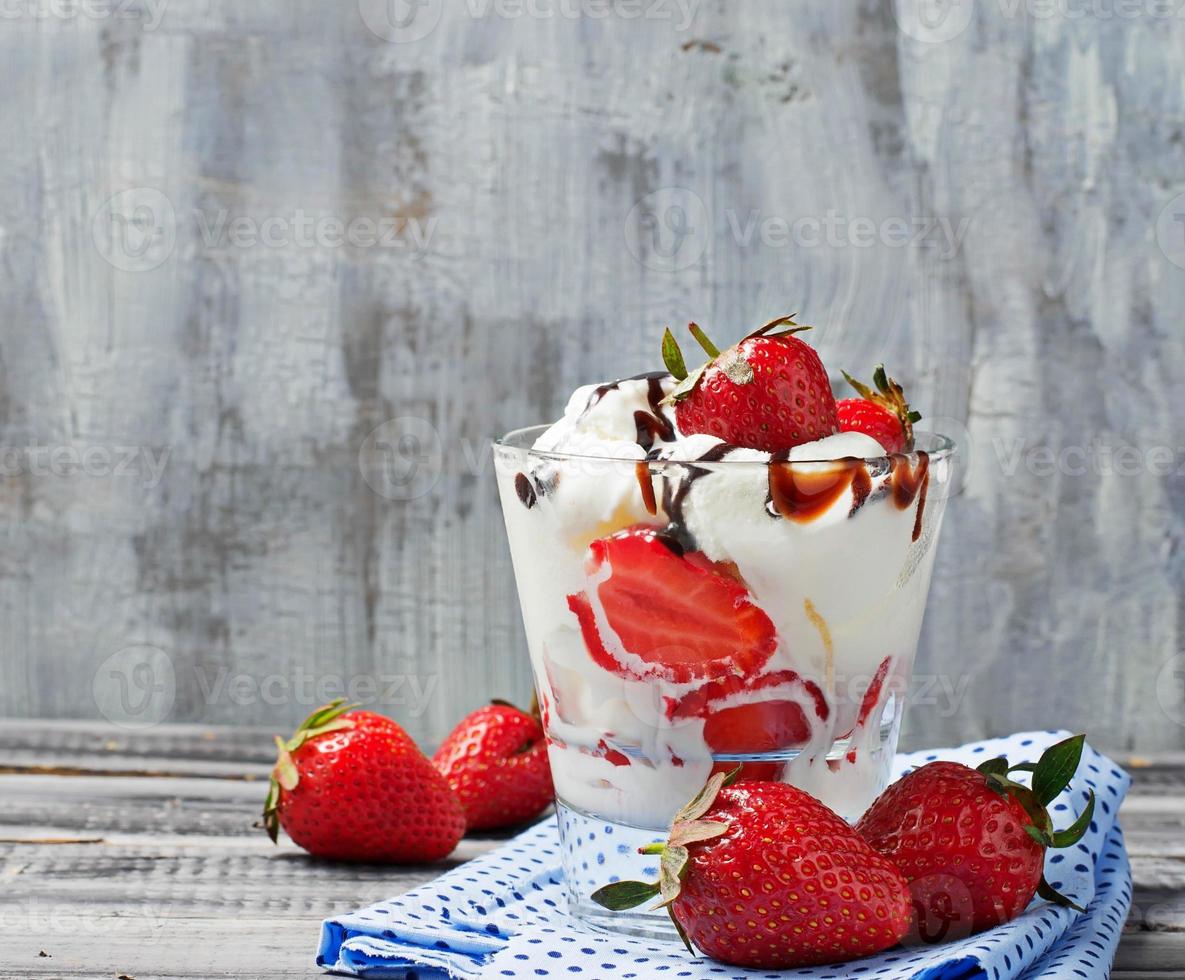 glass med färska jordgubbar foto