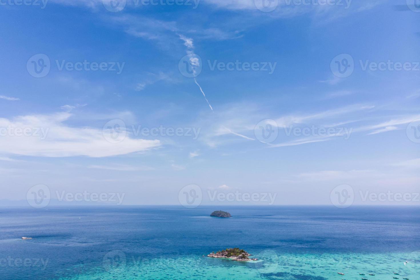 landskap av Lipe Island med blå himmel i tropiska havet på sommaren foto