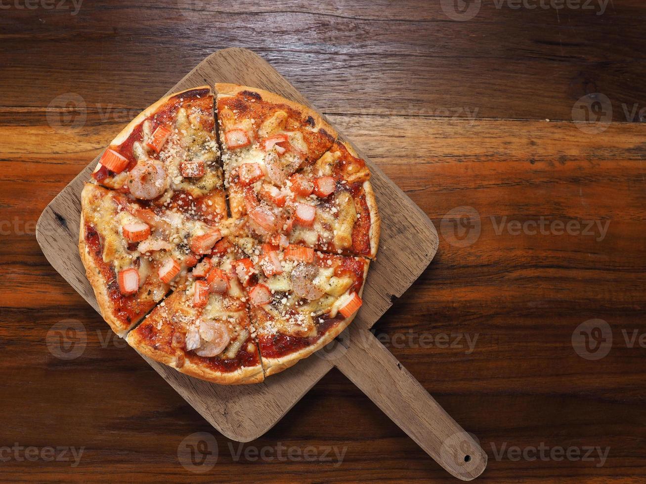 pizza med räka och imitation krabba stick foto