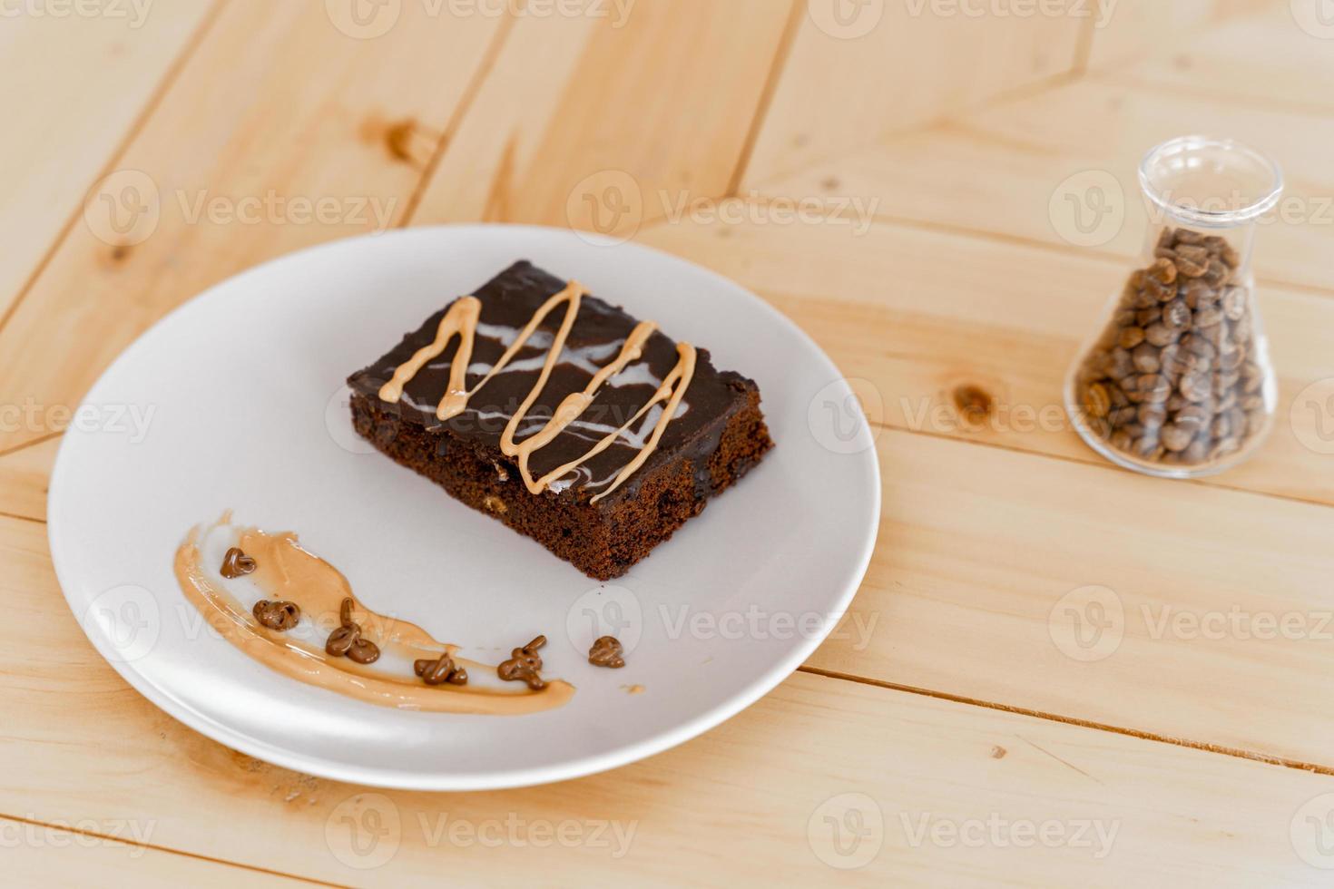 kopp varmt cappuccino kaffe på bordet med fudge tårta foto