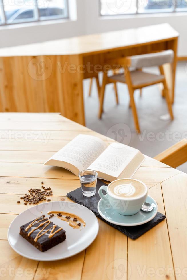 kopp varmt cappuccino kaffe på bordet foto