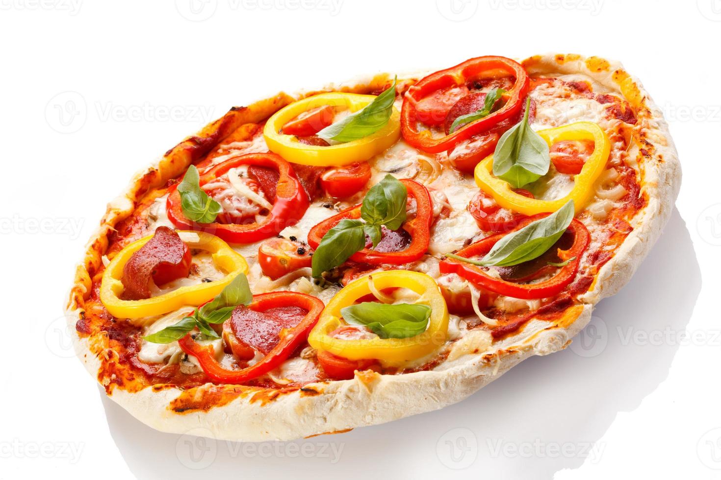 pizza på vit bakgrund foto