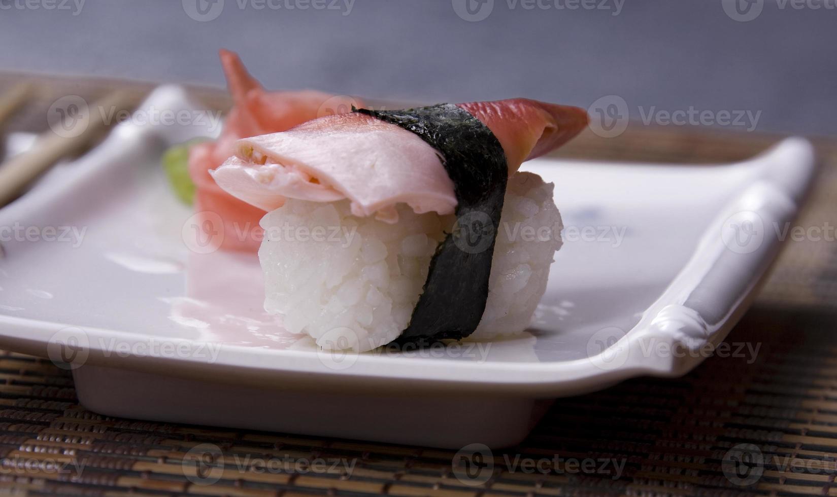 sushi tallrik foto