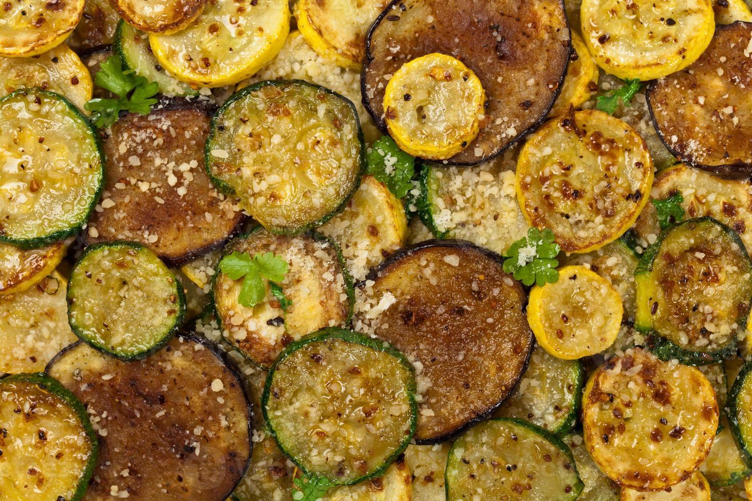 sauterade grönsaker med parmesanost foto