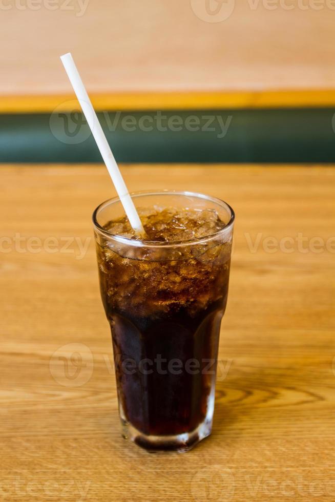 glas cola med isbitar. foto