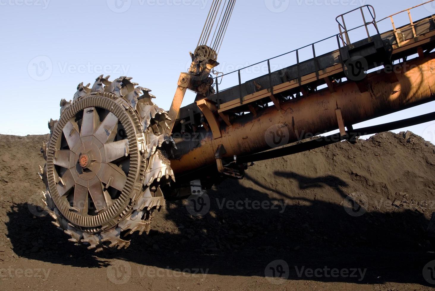 snurrande del av rotorgraver vid en kolgruva foto