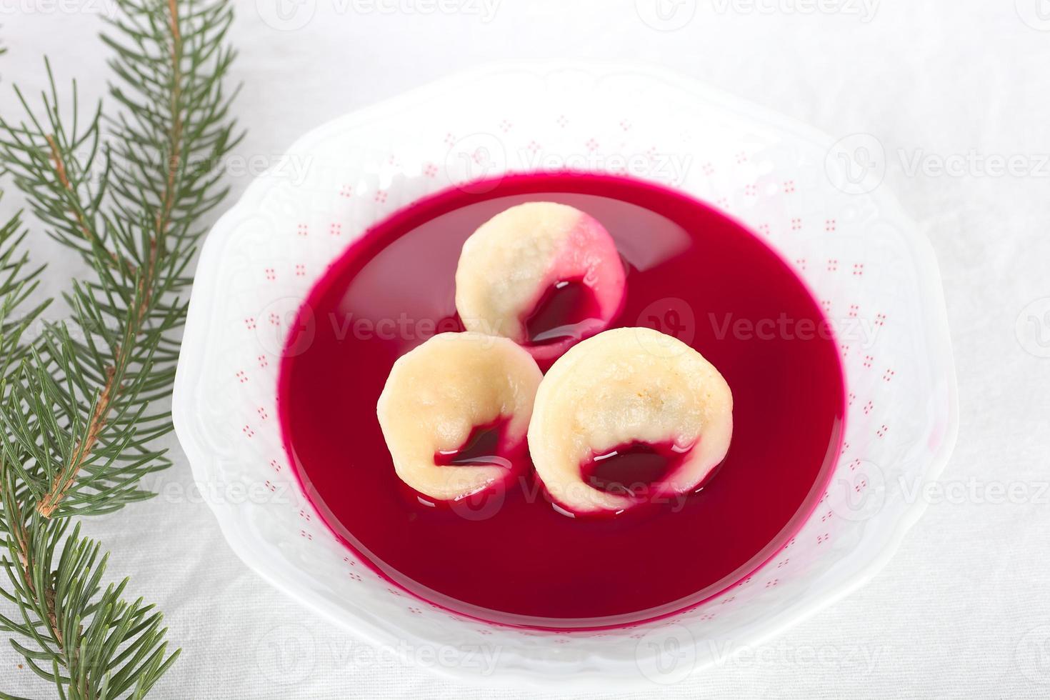 borscht med ravioli foto