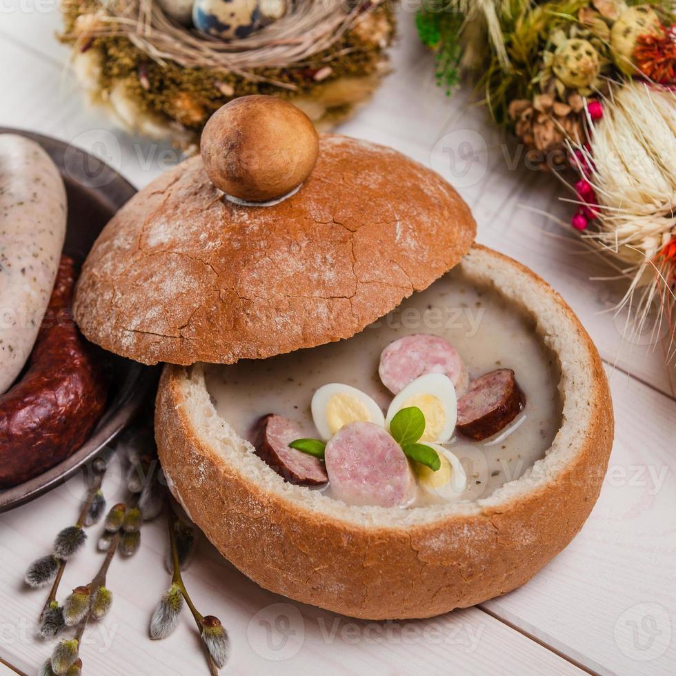 hemlagad traditionell polsk påsksoppa foto