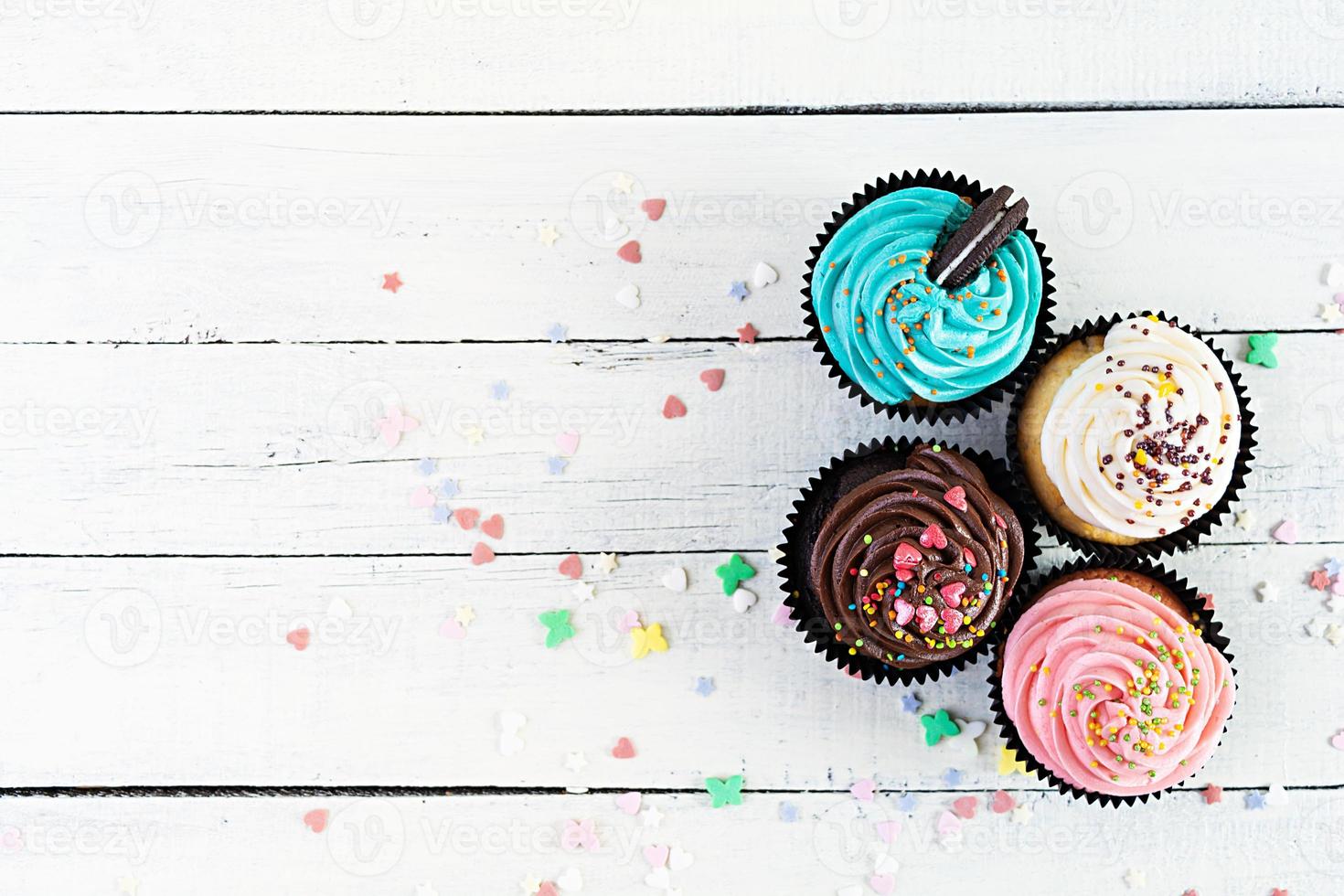 läckra färgglada cupcakes isolerad på trä bakgrund. läcker cupcake foto