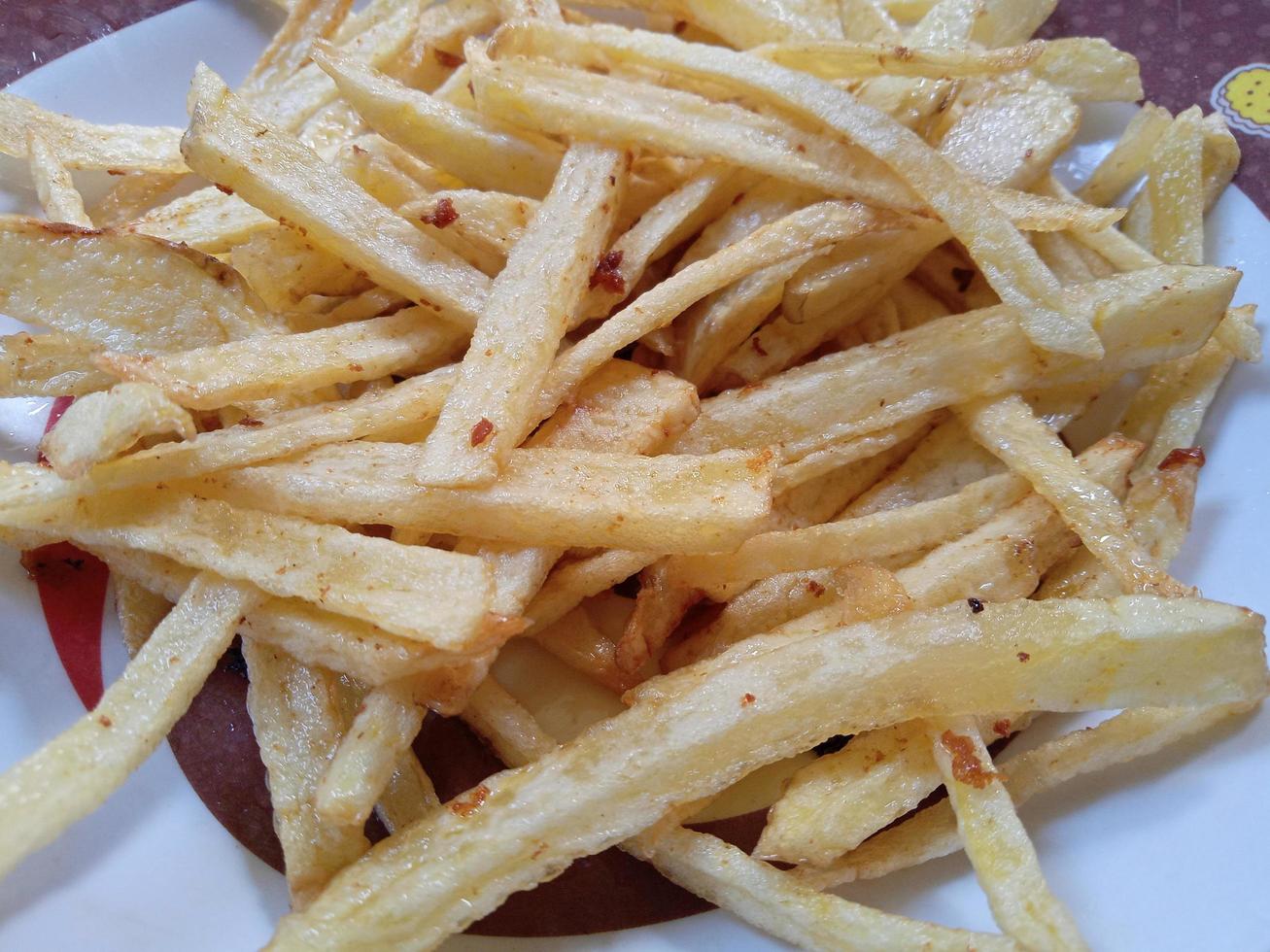 en tallrik pommes frites skuren i rektanglar. fotograferad på nära håll. toppvy. foto