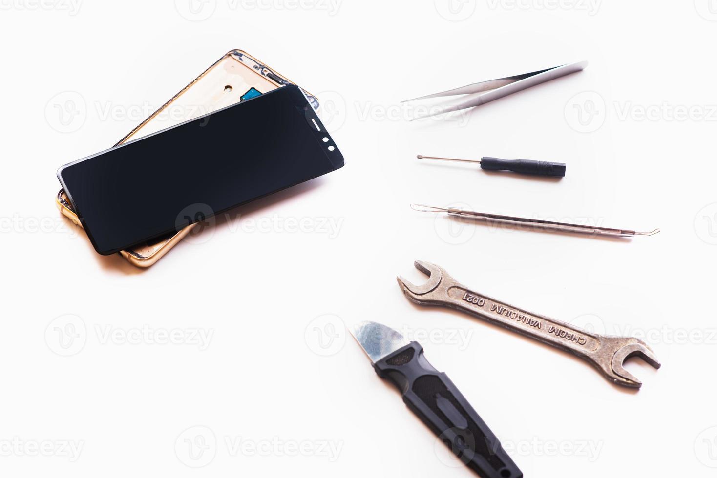 platt lay-bild av att demontera den trasiga smarttelefonen för att förbereda för att reparera eller byta ut vissa komponenter. isolerat foto