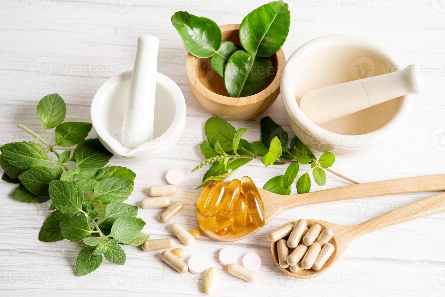 alternativ medicin ört organisk kapsel läkemedel med örter blad naturliga kosttillskott för hälsosamt gott liv. foto