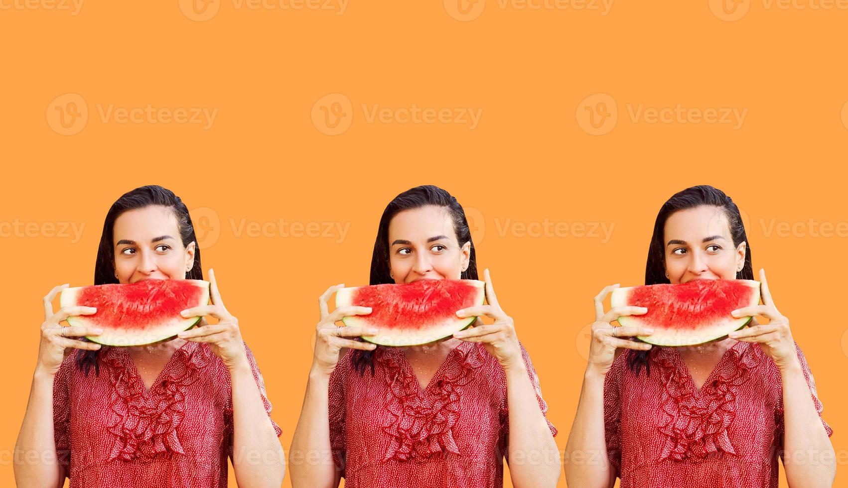 mönster av glad kvinna som håller en bit skivad vattenmelon på en färgstark bakgrund. sommar koncept foto