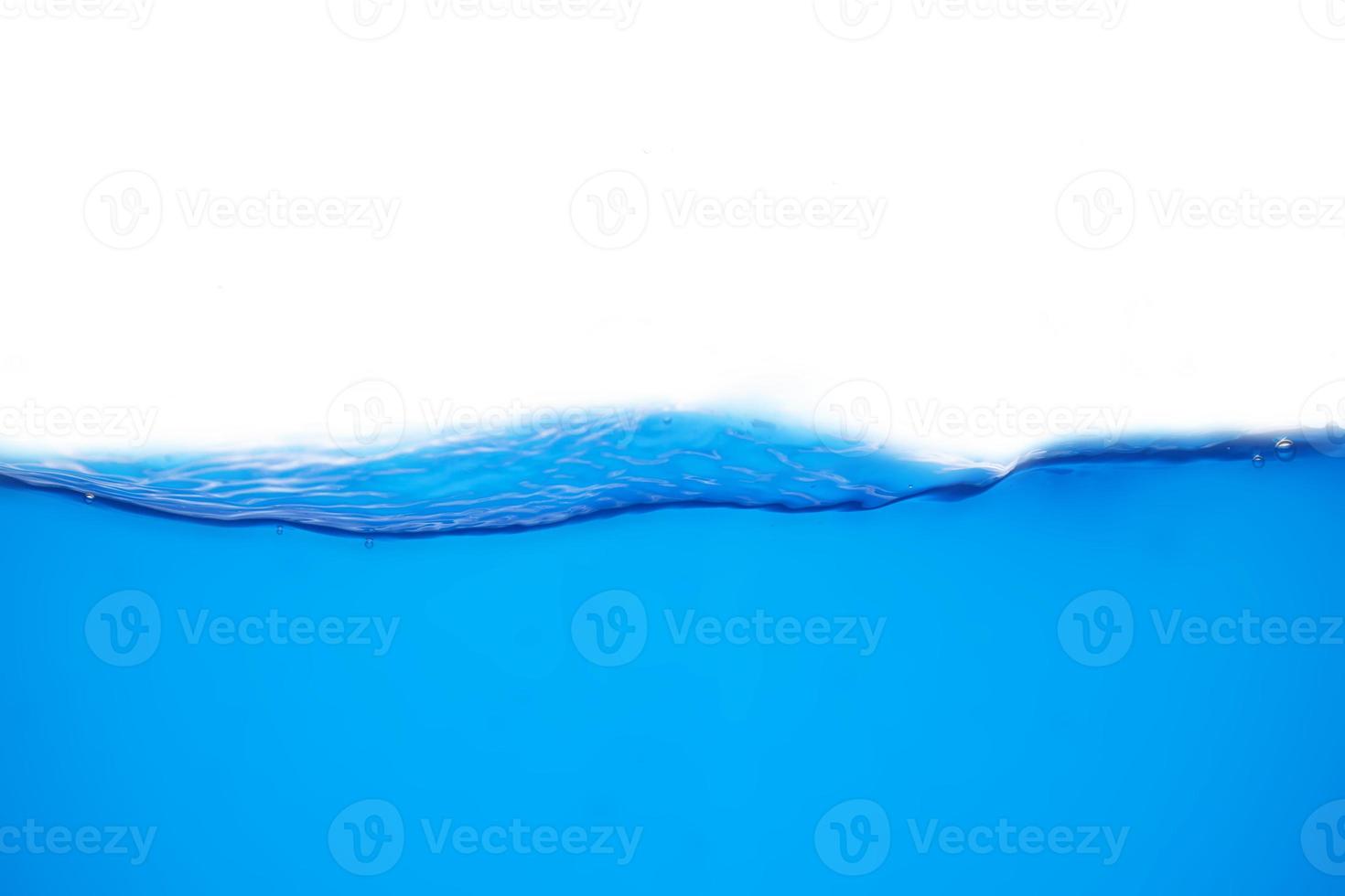 rörlig blå vattenyta och bubblor på en vit bakgrund foto