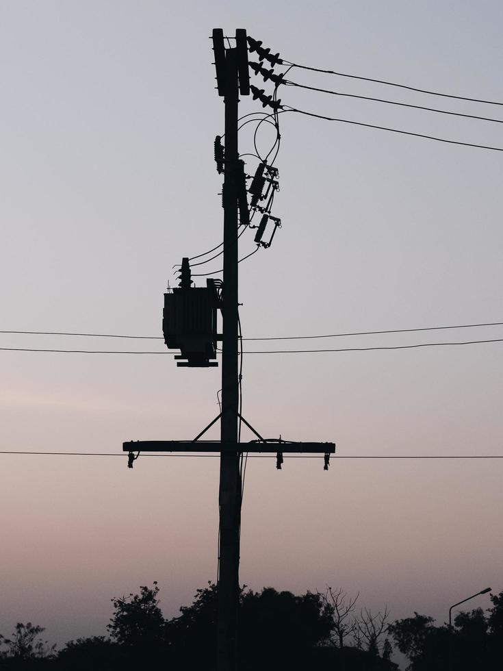 telekommunikation torn antenn vid solnedgången himlen foto