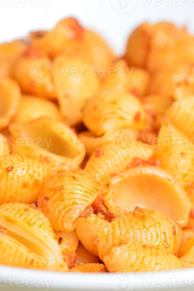 bild av välsmakande pasta med tomatpesto foto