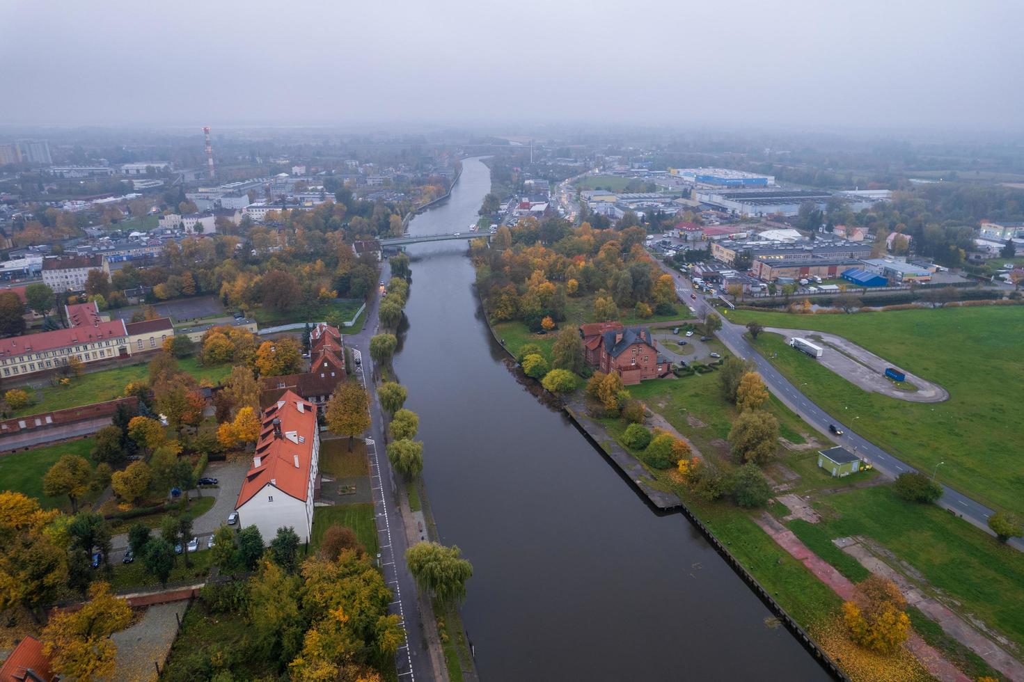 Flygfoto över elblag floden i elblag stad i Polen foto