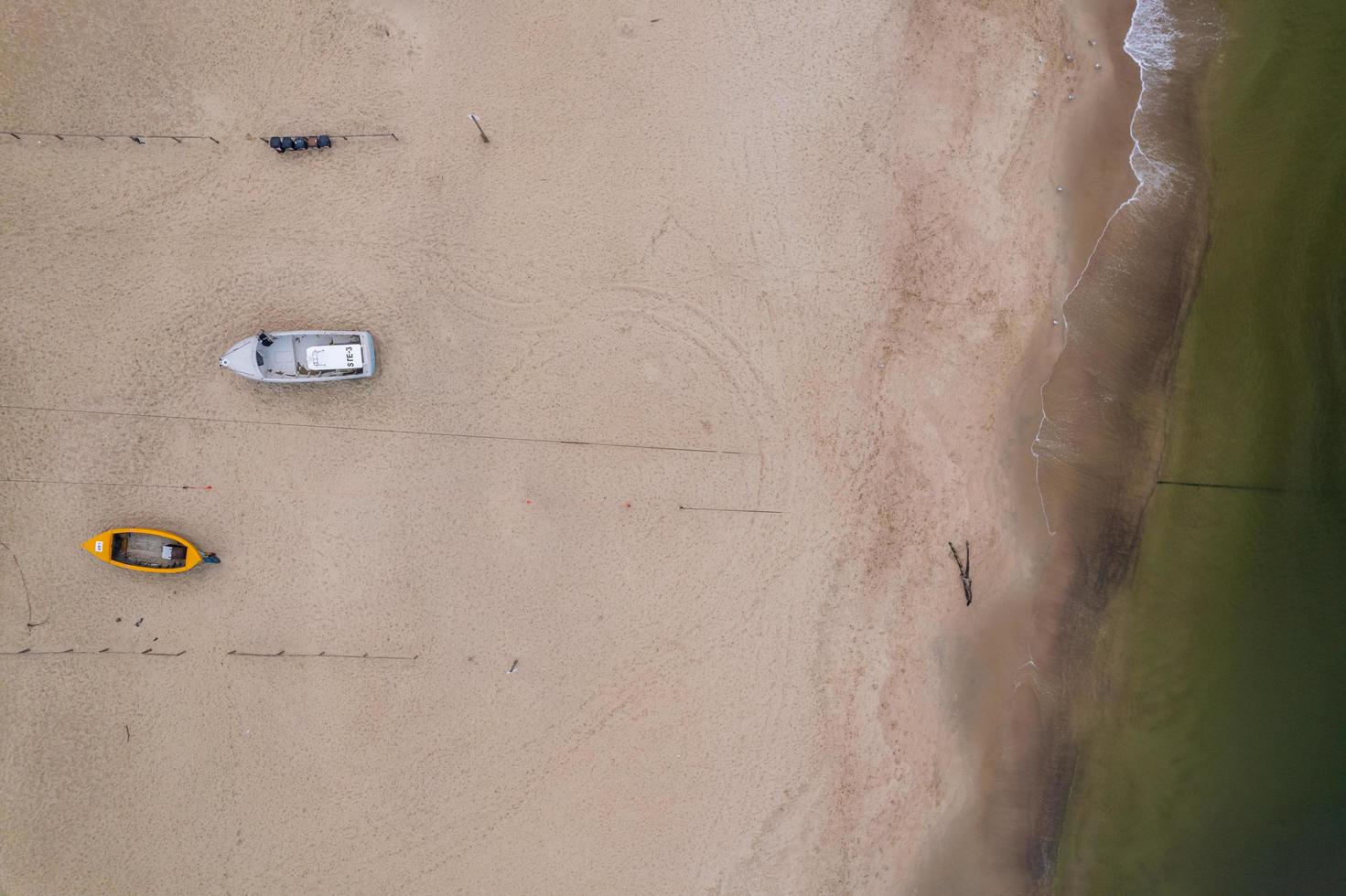 uppifrån och ner utsikt över båtar på stranden foto