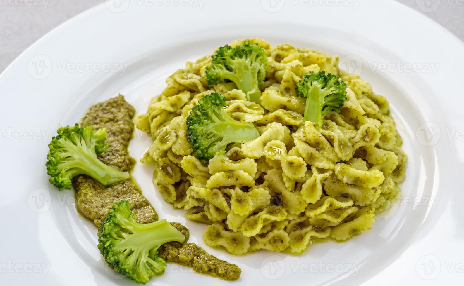 farfalline pasta med pesto och brocoli foto