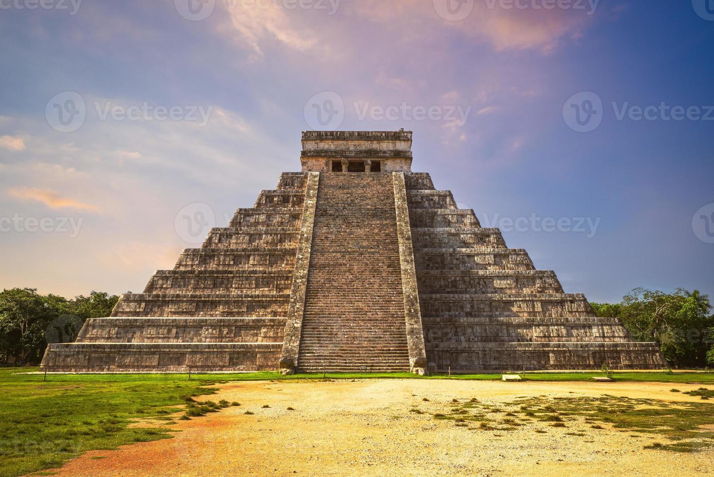 el castillo, kukulcantemplet, chichen itza, mexiko foto