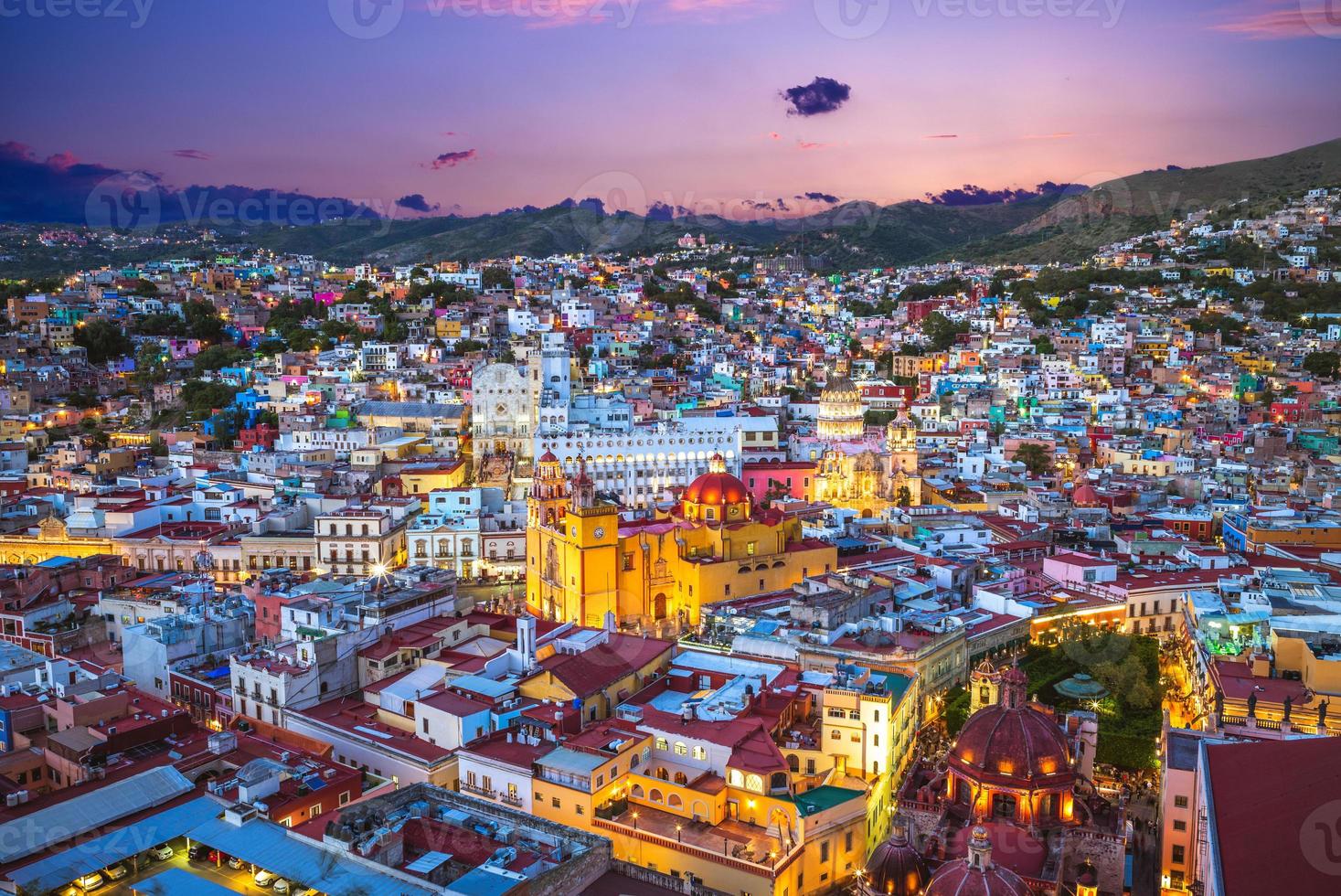 Flygfoto över guanajuato med katedralen i mexico foto