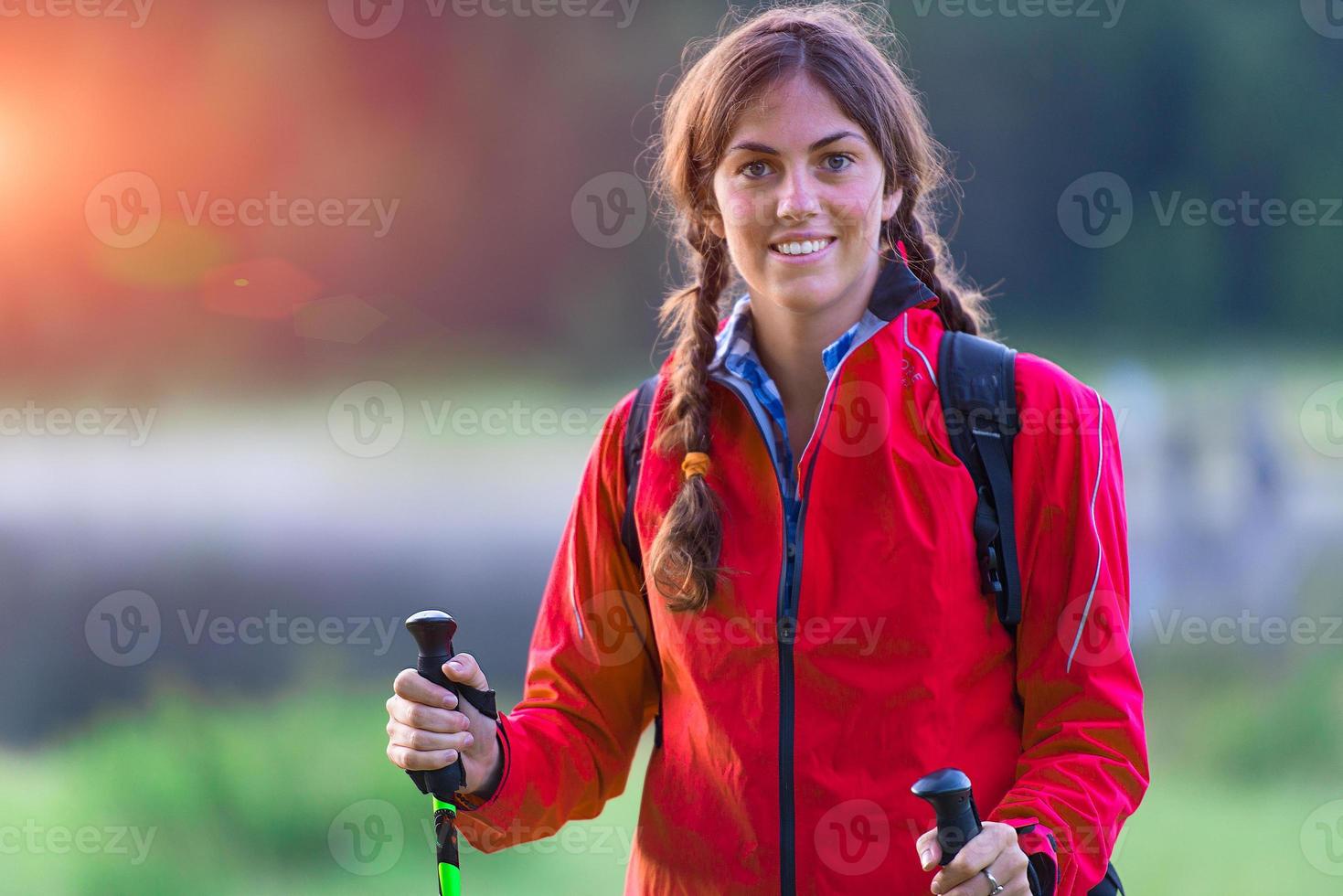 närbild av en sportig ung flicka under en vandring foto