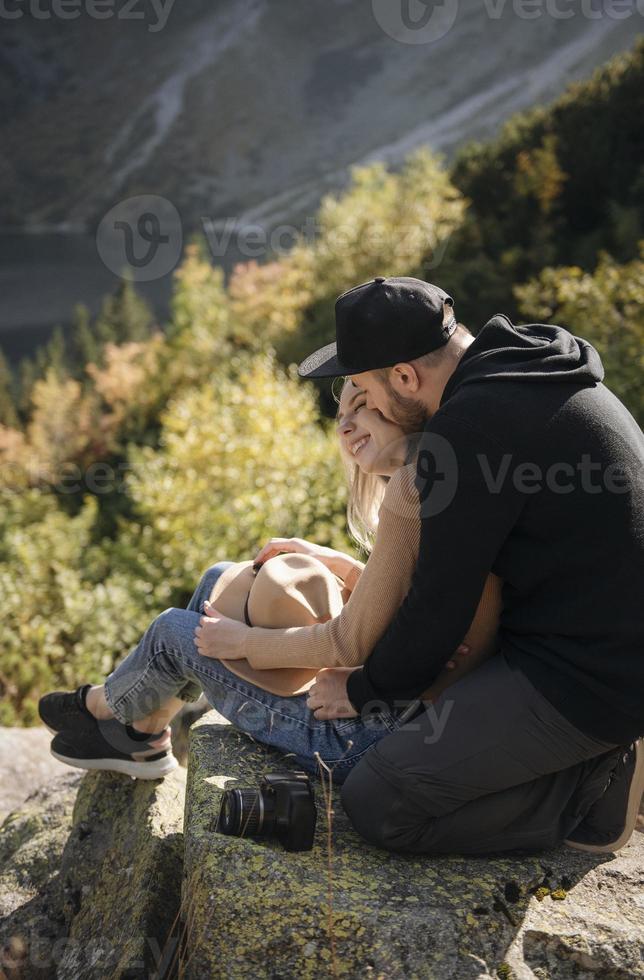 älskande par i bergen foto