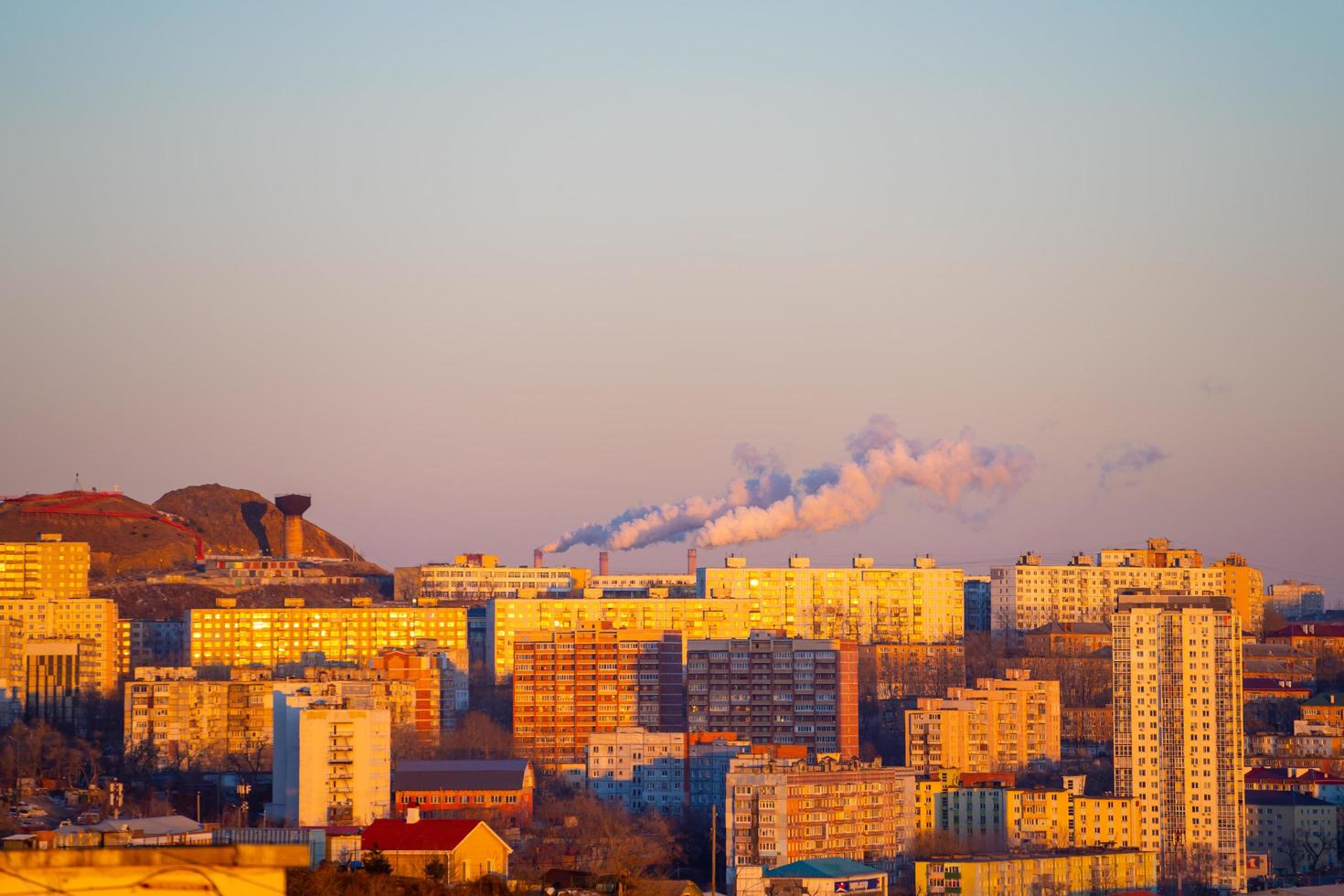 stadsbild med bostadshus. Vladivostok, Ryssland foto