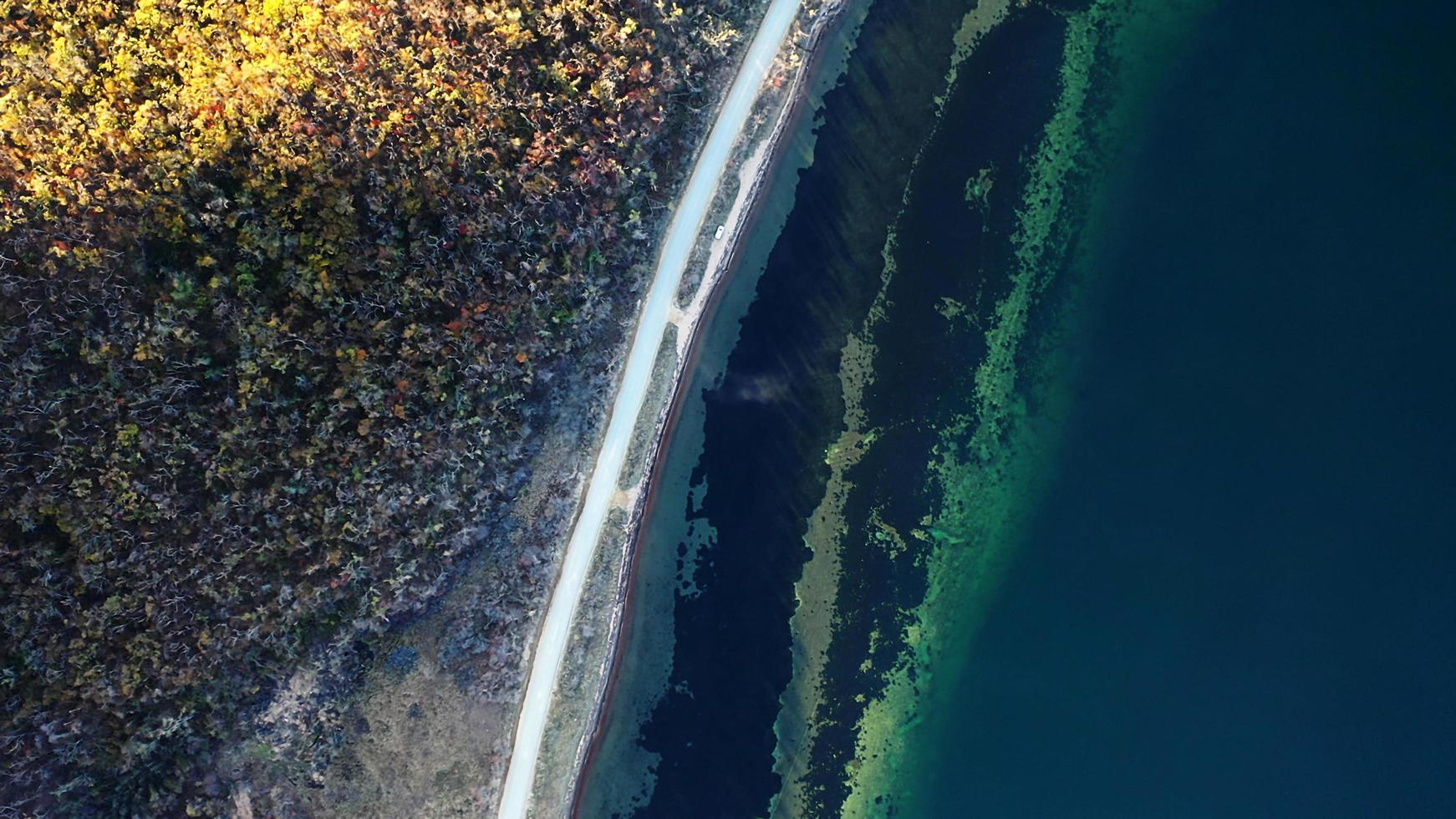 utsikt från ovan på kusten av havet foto