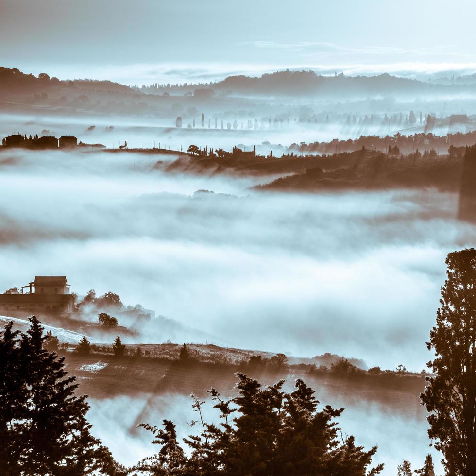 soluppgång över val d'orcia i toscana den 22 maj 2013 foto