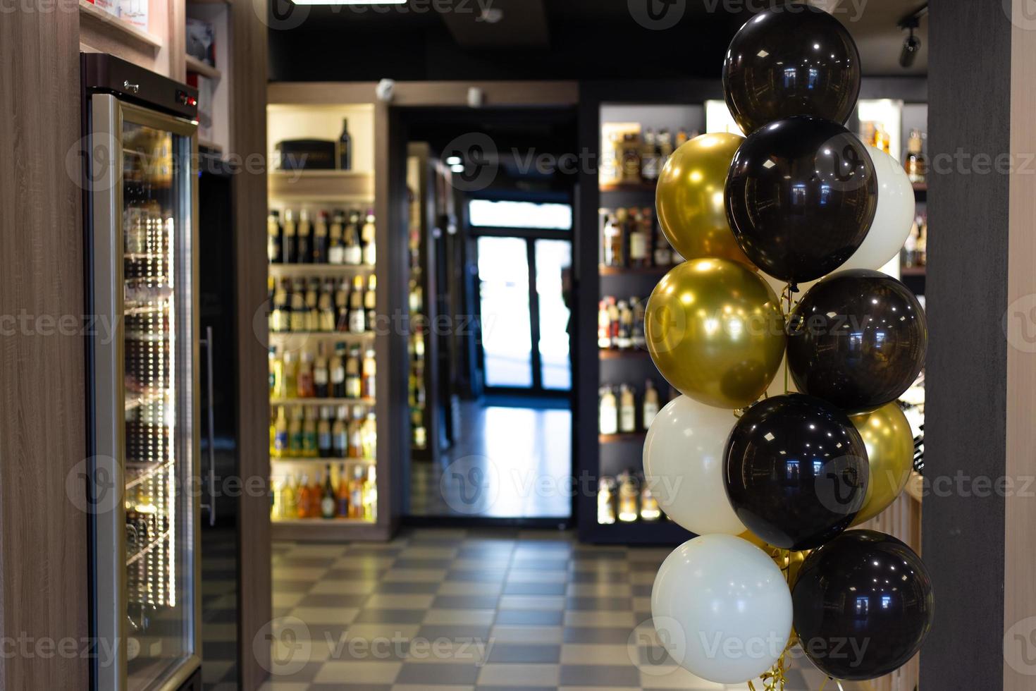 alkoholaffären är dekorerad med ballonger med anledning av öppningen. foto