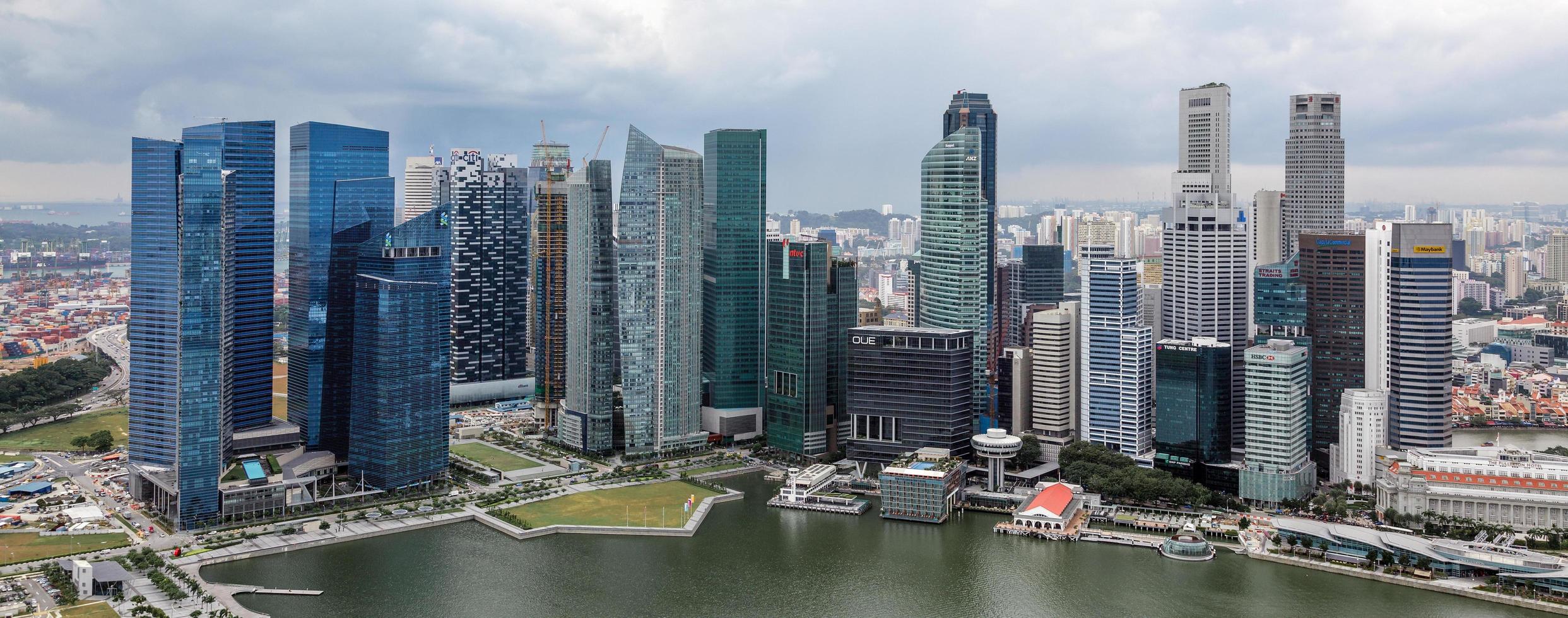 singapores skyline på en molnig dag foto