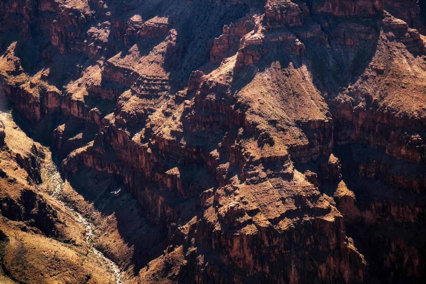 helikopter som flyger genom Grand canyon foto