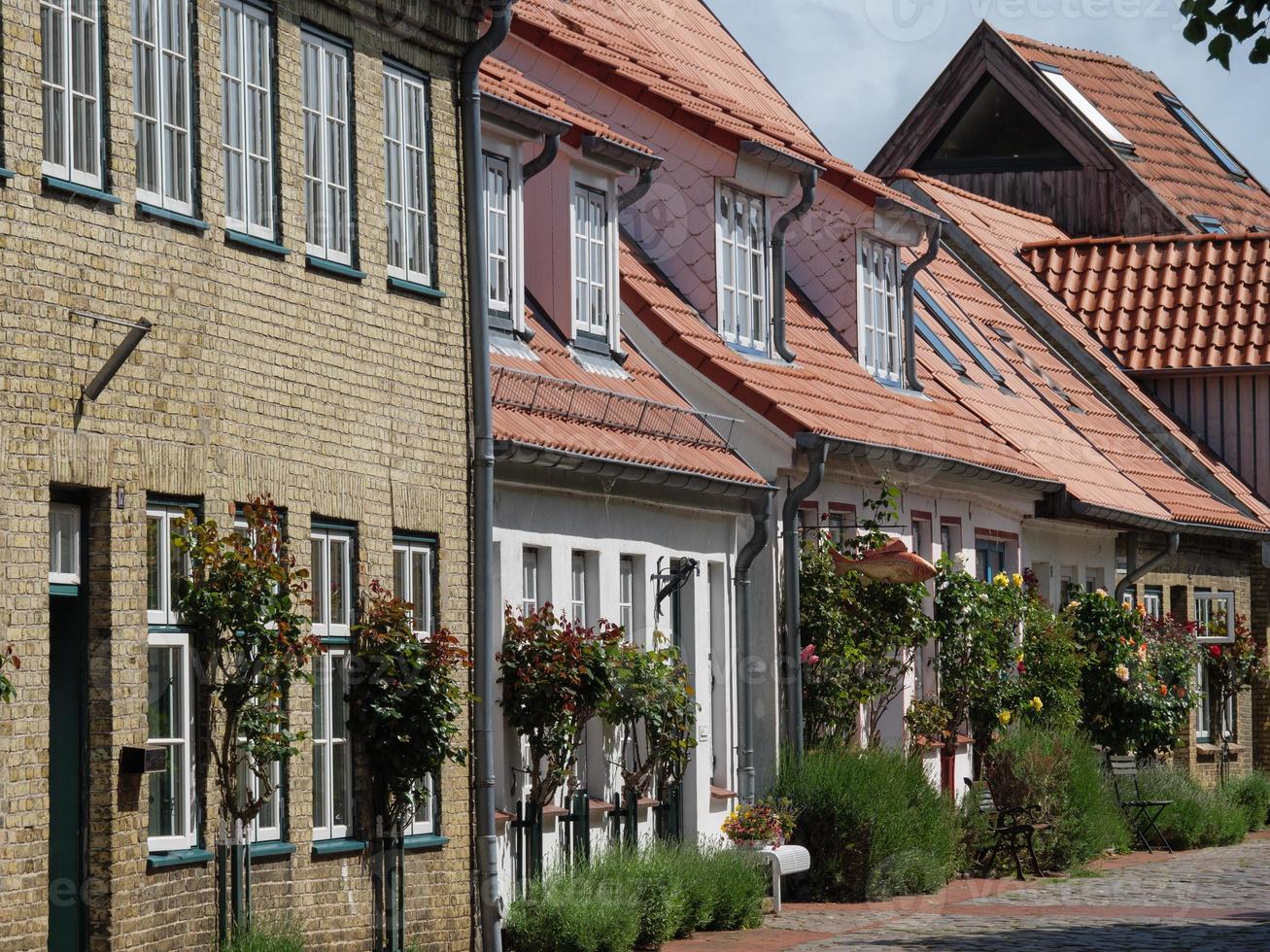 den lilla byn holm vid floden schleie foto