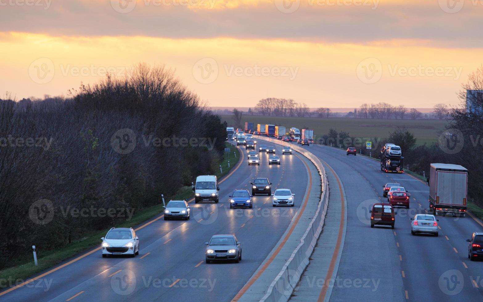 motorväg med bilar och lastbil foto