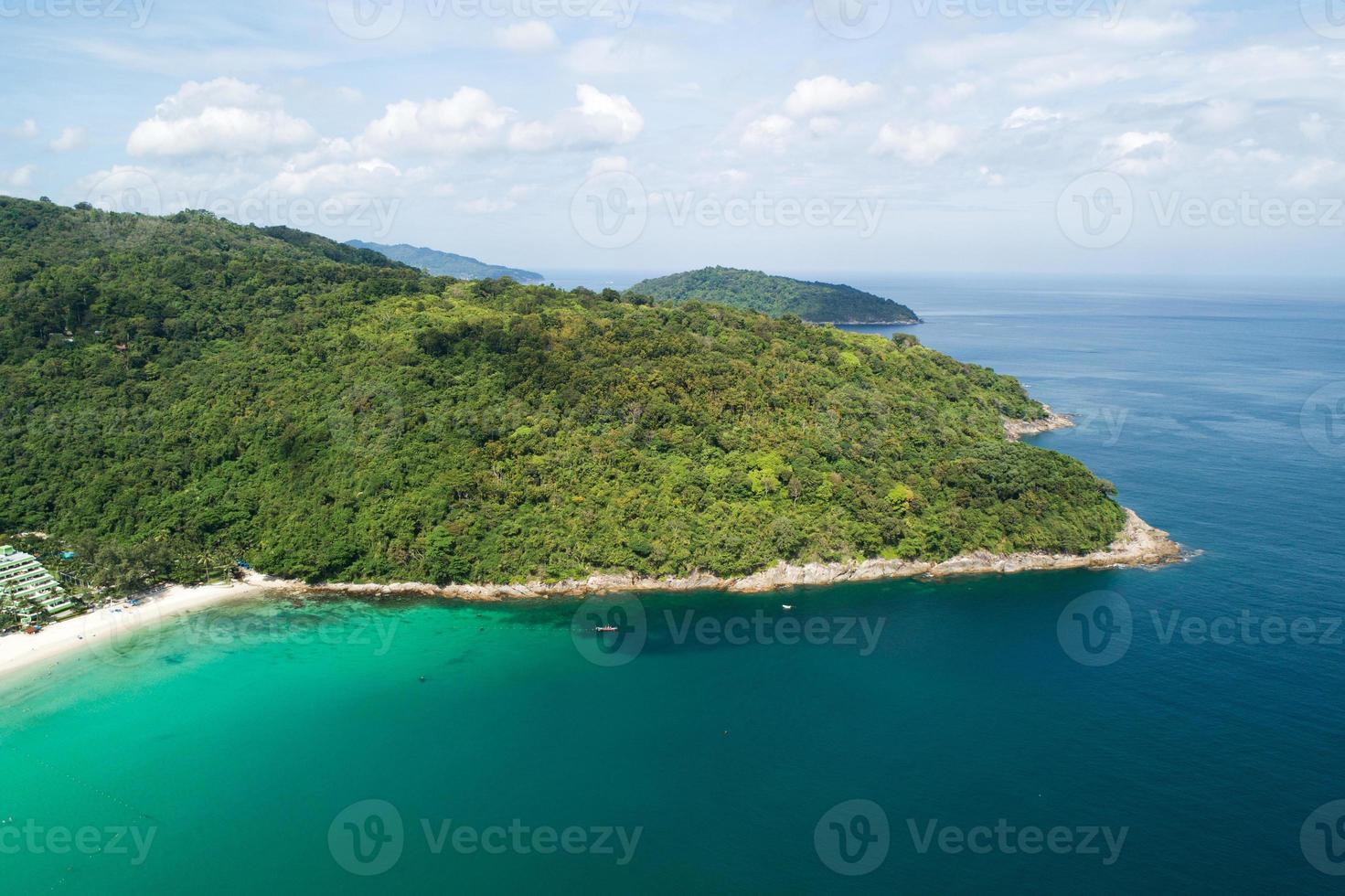 hög vinkel vy tropiskt hav med våg som kraschar på stranden och högt berg som ligger i Phuket Thailand Flygfoto drönare uppifrån och ner fantastisk naturvy landskap vacker havsyta. foto